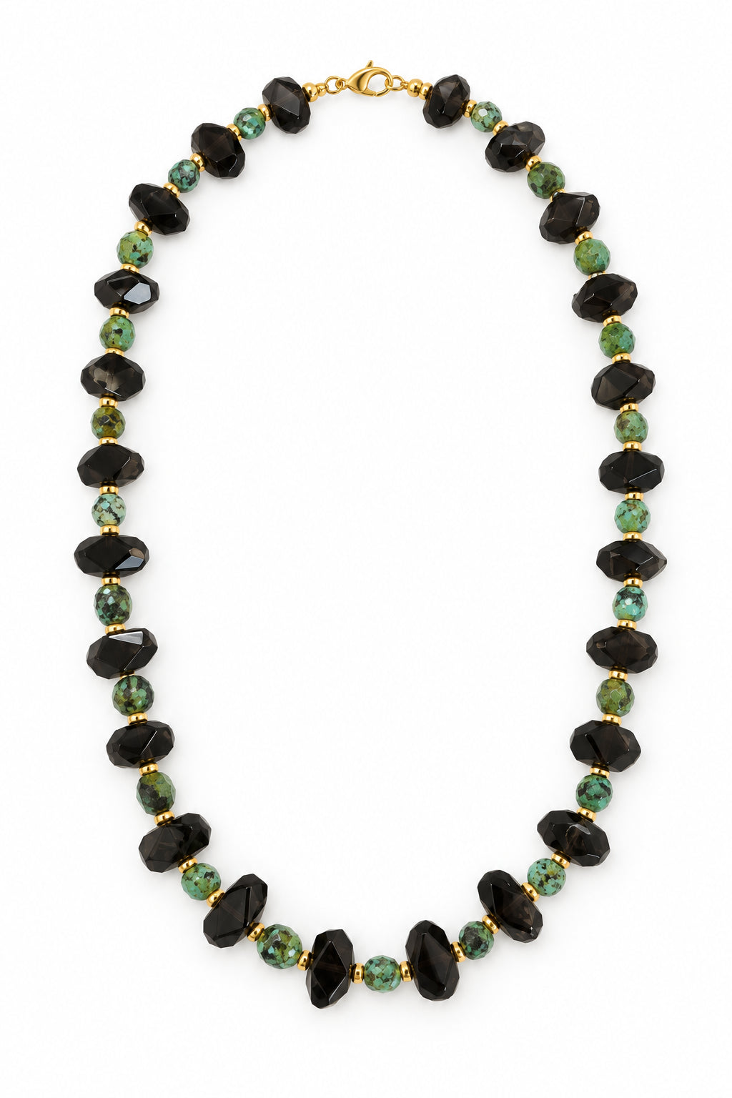 Colar Horizonte Dourado com contas esverdeadas de turquesa, pedras escuras de olho de sapo e detalhes dourados.