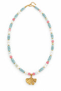 Colar de contas em tons de azul, rosa e branco com pendente em forma de folha dourada