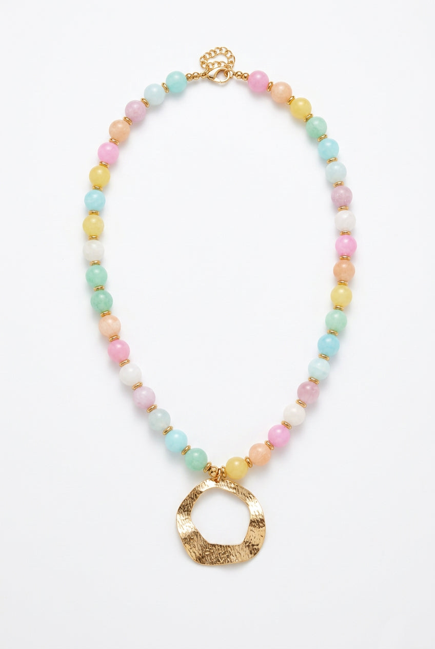 Colar Jardim de Luz com contas de selenita em tons pastel e pendente aberto dourado texturado