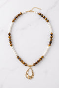 Colar Gota de Equilíbrio com contas claras de howlita, olho de tigre castanho e pendente dourado em forma de gota