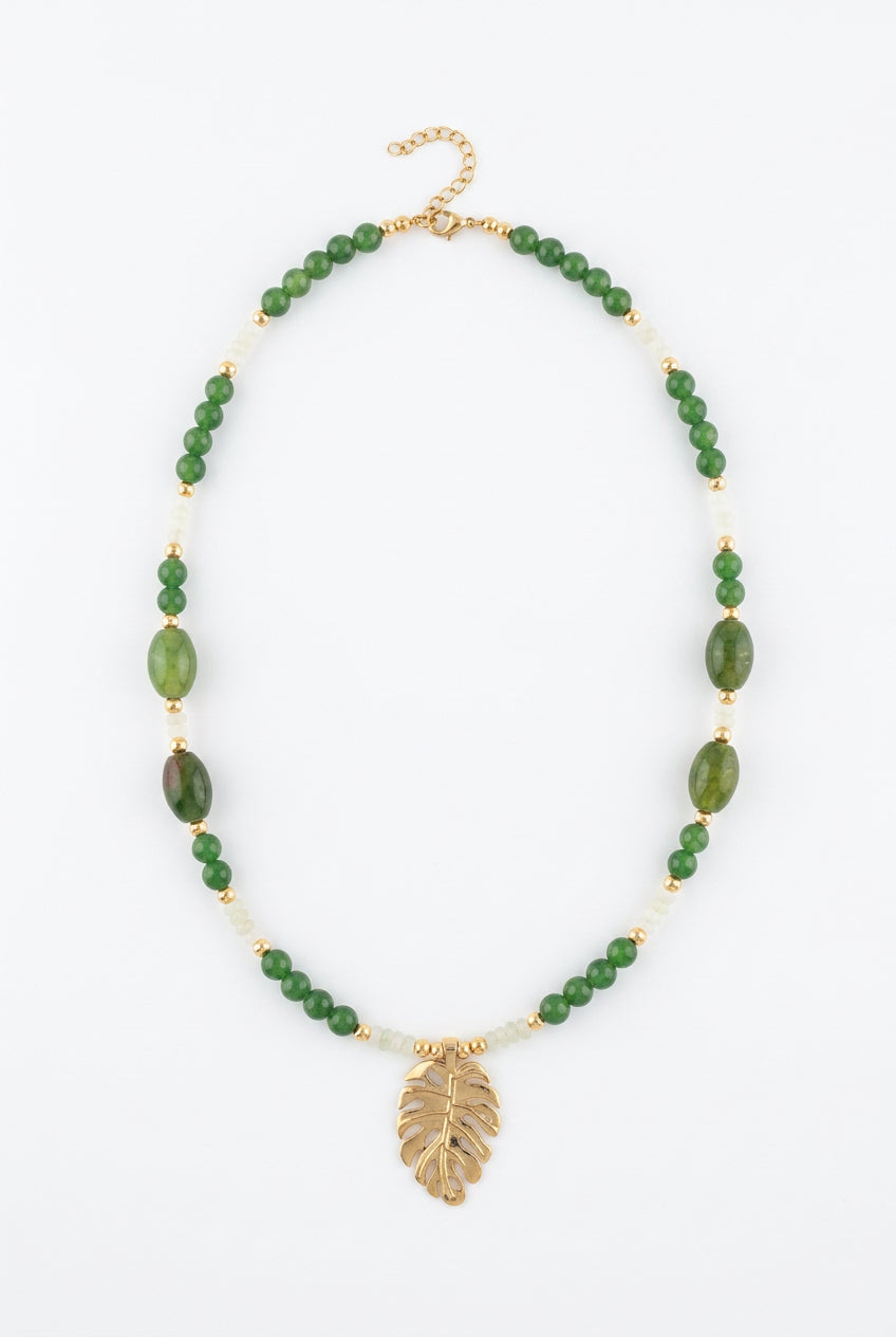 Colar Folha de Serenidade com contas verdes de jade, contas claras de prehnite e pendente dourado em forma de folha