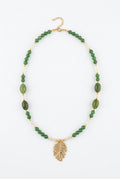 Colar Folha de Serenidade com contas verdes de jade, contas claras de prehnite e pendente dourado em forma de folha
