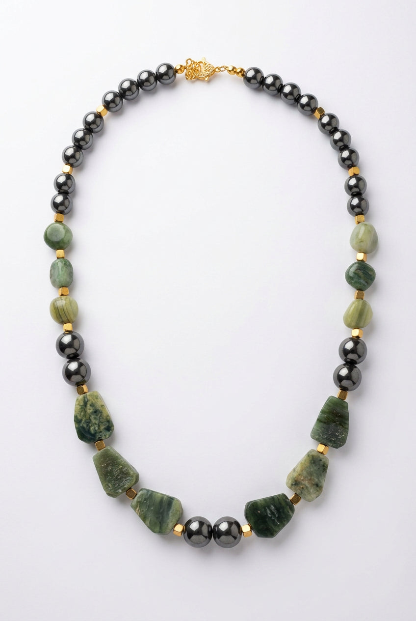 Colar Verde da Terra com contas de hematite, pedras verdes redondas e irregulares e detalhes dourados
