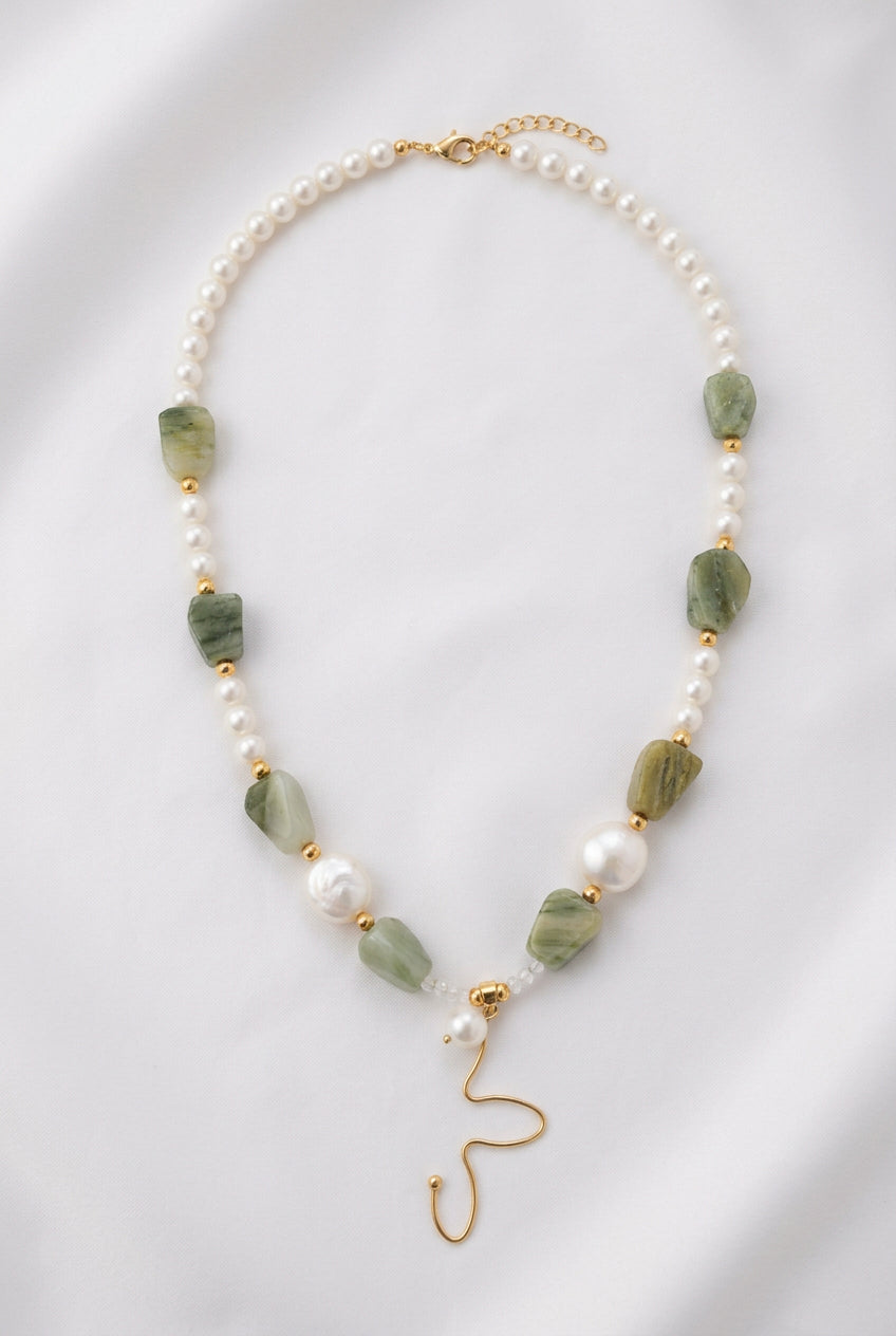 Colar Orvalho de Jade com pérolas claras, pedras verdes de jade nefrite e detalhes dourados