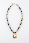 Colar Gota de Harmonia com fluorita em tons verdes e violetas, hematite e pendente dourado em forma de gota