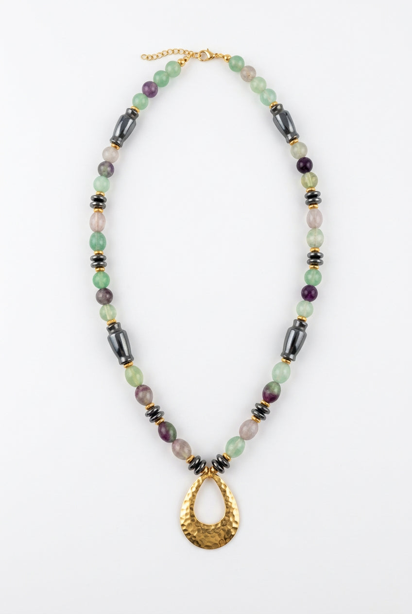 Colar Gota de Harmonia com fluorita em tons verdes e violetas, hematite e pendente dourado em forma de gota