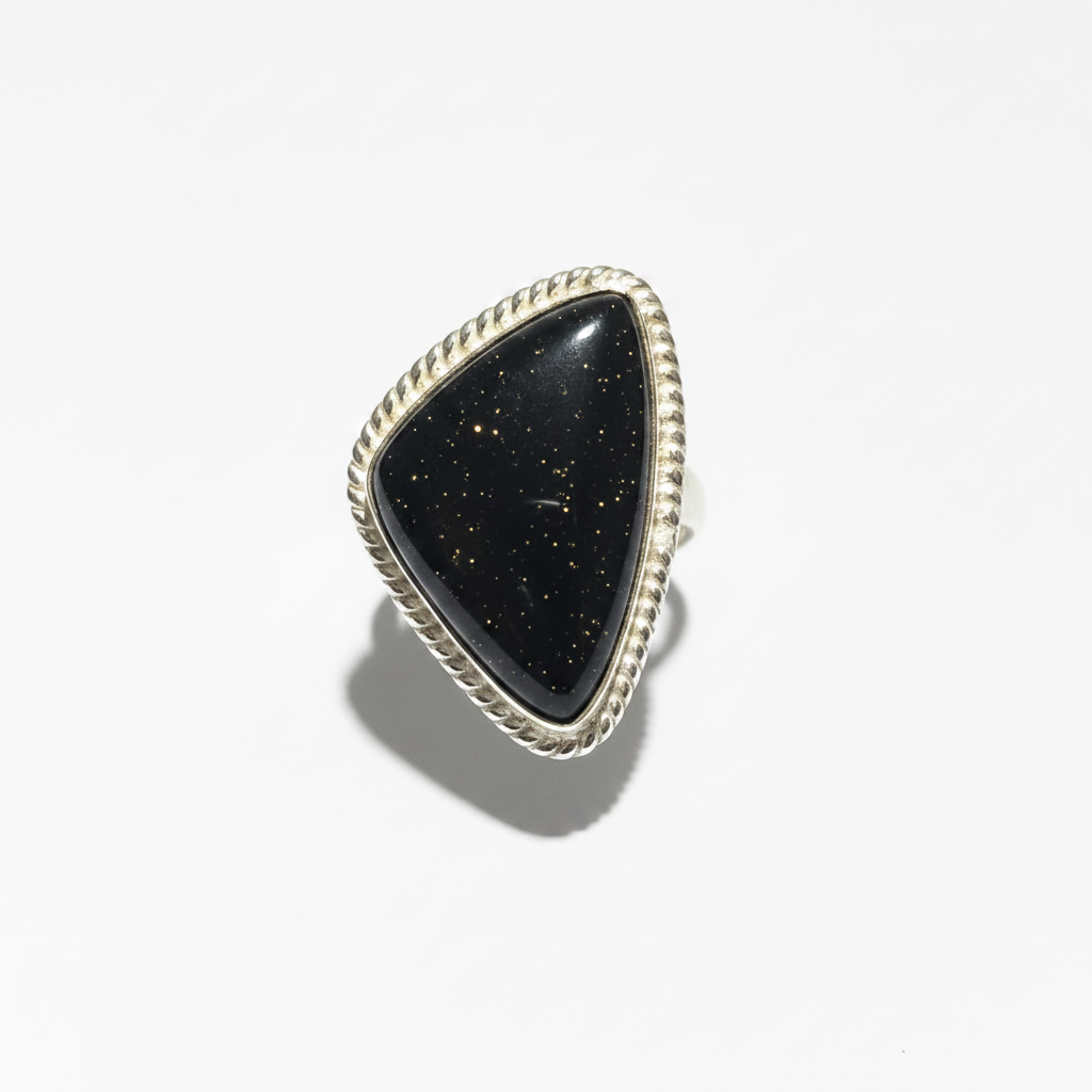 Anel Escudo Dourado com Obsidiana Dourada - fundo branco