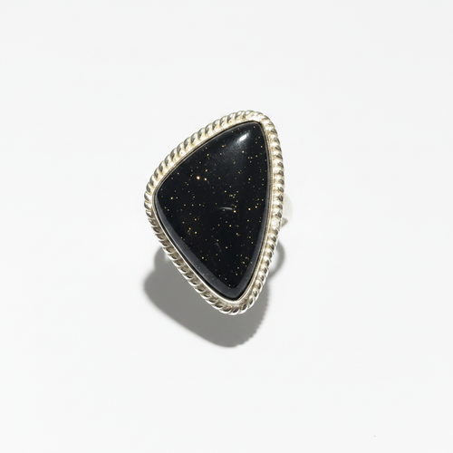 Anel Escudo Dourado com Obsidiana Dourada - fundo branco